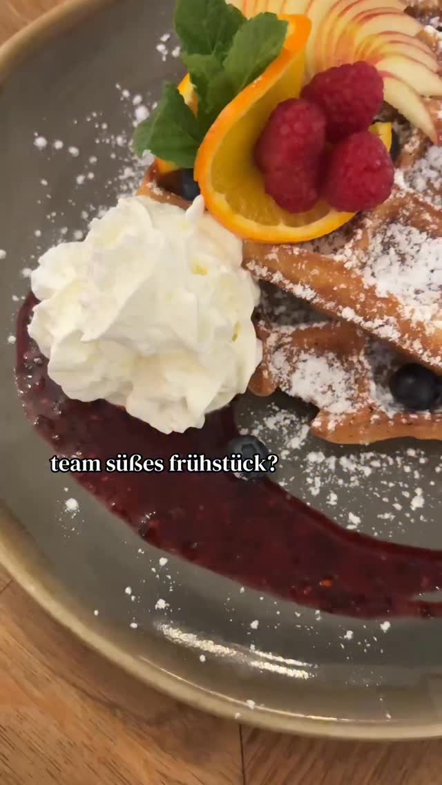 …oder am besten beides? zweimal süß, zweimal herzhaft – und jede option ein volltreffer!
ob fluffige pancakes und waffeln, fruchtige bowls oder knusprige stullen & herzhafte omelettes – bei uns musst du dich nicht entscheiden… außer vielleicht heute in den kommentaren 👀
bist du #teamsüß oder #teamherzhaft oder ganz klar #teambeides ?💌