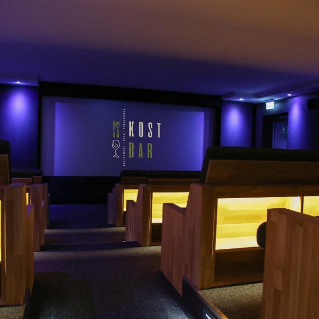 🎬 IHRE WERBUNG AUF DER GROSSEN LEINWAND!
Sie möchten Ihr Unternehmen bekannter machen und regional sichtbar werden?
Dann präsentieren Sie Ihre Marke, Ihre Dienstleistung oder Ihren Service auf der großen Leinwand unserer Kostbar Kinolounge direkt unter der Burg Alzenau.
Vor jedem Film zeigen wir die Werbespots unserer Partner in einer einzigartigen Atmosphäre vor einem aufmerksamen Publikum.
✅ Regionale Sichtbarkeit
✅ Aufmerksamkeit vor Filmbeginn
✅ Professionelle Präsentation auf großer Leinwand
✅ Ideal für Handwerk, Dienstleister, Einzelhandel und regionale Unternehmen
🎥 30 Sekunden Werbespot 💰 249 € pro Monat
🎥 60 Sekunden Werbespot 💰 349 € pro Monat
🏆 Exklusives Angebot für Schnellentschlossene
Die ersten drei Unternehmen, die einen 30- oder 60-Sekunden-Werbespot für 12 Monate buchen, erhalten zusätzlich ein Abend-Dinner zu zweit in unserem exklusiven und beliebten Burgfass.
📽️ Wichtiger Hinweis
Der Werbespot wird vom werbenden Unternehmen bereitgestellt.
Sollten Ihnen passende Partner für die Erstellung eines professionellen Werbespots fehlen, unterstützen wir Sie gerne mit Kontakten und Empfehlungen.
🏰 Kostbar Kinolounge Alzenau
📧 info@kostbar-alzenau.de
📞 0151 43201615
📍 Burgstraße 12 | 63755 Alzenau
👉 Interesse? Schreiben Sie uns gerne eine Nachricht.
#KostbarAlzenau #Kinowerbung #WerbungAufDerLeinwand #RegionalMarketing #Alzenau #Aschaffenburg #Hanau #Mittelstand #Handwerk #Dienstleister #Unternehmer #WerbungMitWirkung #KinoAlzenau #RegionalWerben #Unterfranken