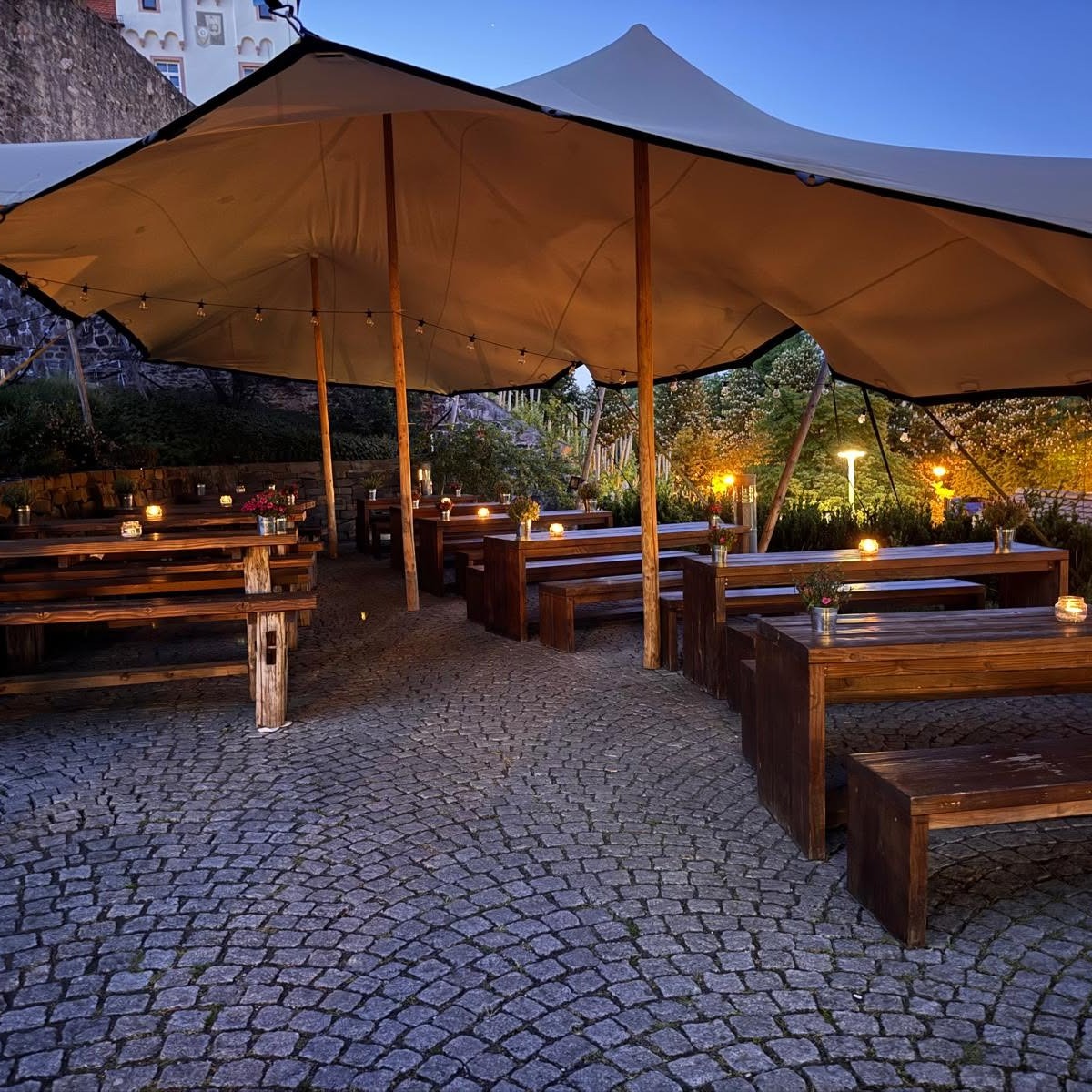❤️ EIN OFFENES WORT VON MIR AN EUCH ❤️
Liebe Gäste,
heute möchte ich mich persönlich an Euch wenden.
In den vergangenen Monaten haben wir viel Feedback erhalten. Dafür möchte ich mich herzlich bedanken. Ehrliche Rückmeldungen helfen uns, besser zu werden.
Ein Thema wurde dabei immer wieder angesprochen: Die Wartezeiten auf die Speisen waren teilweise zu lang. Dafür möchte ich mich entschuldigen.
Auch wenn wir unsere Gerichte stets frisch zubereiten, ist das für Euch als Gast keine ausreichende Erklärung. Unsere vergleichsweise kleine Küche hat einige Abläufe erschwert. Deshalb haben wir die vergangenen Wochen intensiv genutzt, um Verbesserungen umzusetzen.
Gemeinsam mit externen Köchen und Fachleuten haben wir unsere Prozesse analysiert, die Speisekarte überarbeitet und die Abläufe optimiert.
✅ Küchenabläufe verbessert
✅ Speisekarte angepasst
✅ Prozesse vereinfacht
✅ Geschwindigkeit erhöht
✅ Qualität beibehalten
Schon heute merken wir, dass viele Gerichte deutlich schneller bei Euch ankommen.
Sind wir perfekt? Nein. Aber wir sind überzeugt, einen großen Schritt nach vorne gemacht zu haben.
Auch im Service haben wir wertvolle Hinweise von Euch erhalten. Hier arbeiten wir ebenfalls jeden Tag daran, besser zu werden.
Eine persönliche Bitte habe ich jedoch: Wenn Euch etwas gefällt oder auch einmal nicht gefällt, sprecht mich direkt an. So haben ich die Möglichkeit, sofort zu reagieren und gemeinsam eine Lösung zu finden. Das gelingt im persönlichen Gespräch meist besser als über soziale Medien.
An dieser Stelle möchte ich einfach Danke sagen:
🙏 Danke für Euren Besuch
🙏 Danke für Euer Vertrauen
🙏 Danke für Eure Unterstützung
🙏 Danke für Eure Ehrlichkeit
Die Kostbar entwickelt sich stetig weiter. Deshalb freuen wir uns besonders, Euch schon in der kommenden Woche etwas Neues vorstellen zu dürfen:
🍰 Wir konnten eine renommierte Patisserie als Partner gewinnen und werden Euch künftig mit hochwertigen Patisserie-Spezialitäten sowie handgefertigten Waffeln verwöhnen.
Unser Ziel bleibt unverändert:
❤️ Dass Ihr Euch bei uns wohlfühlt
❤️ Dass Ihr gerne wiederkommt
❤️ Dass wir Euch bei jedem Besuch ein Stück mehr begeistern
Wir freuen uns auf Sie.