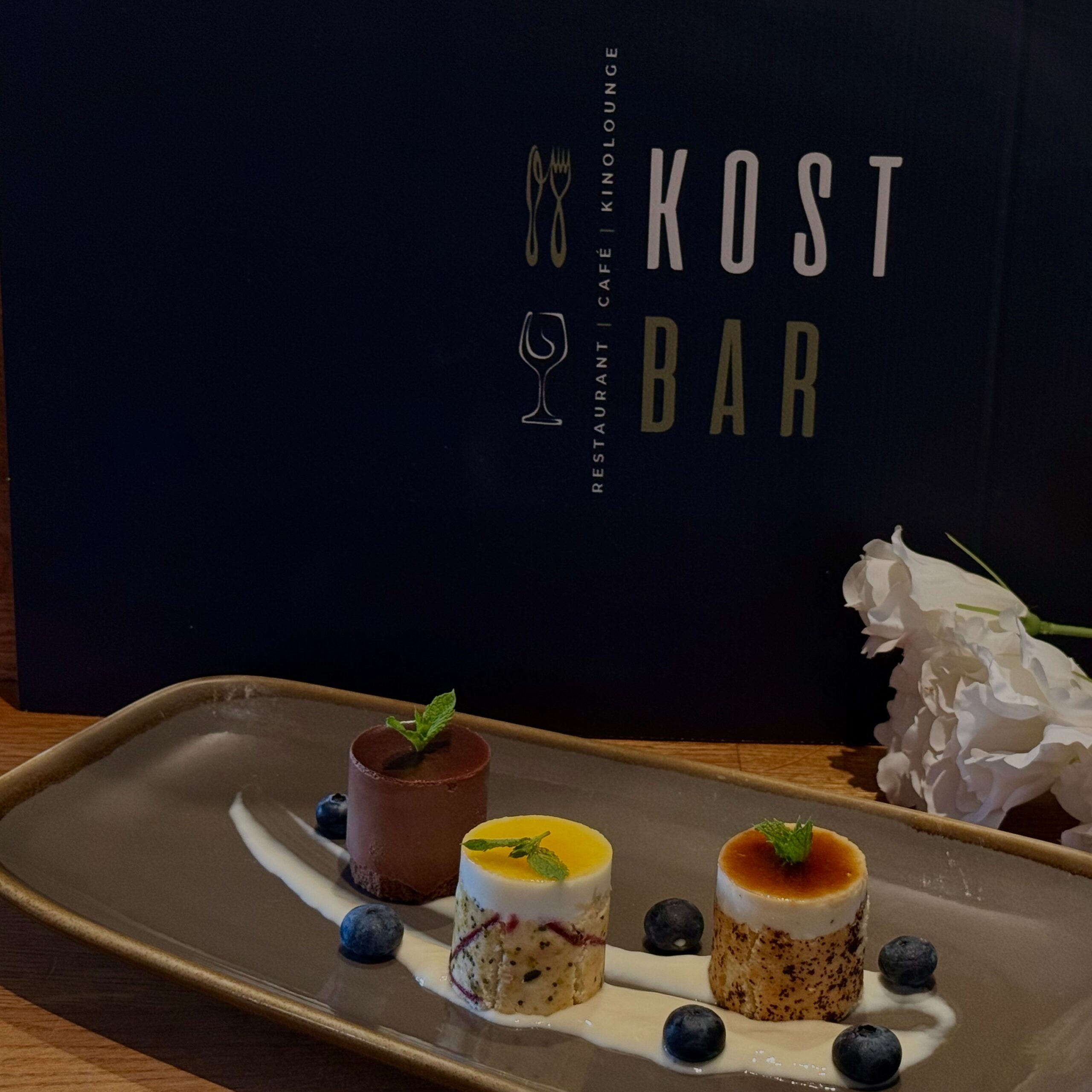 🍰 Kennt Ihr dieses Gefühl?
Man sitzt mit Freunden bei einer guten Tasse Kaffee, hat Zeit für ein schönes Gespräch und plötzlich fehlt nur noch eines:
Ein wirklich besonderes Stück Genuss.
Genau daran haben wir in den vergangenen Monaten gearbeitet.
Ab der kommenden Woche erwartet Euch in der Kostbar etwas Neues.
Etwas, worauf wir uns ganz besonders freuen.
Wir konnten für die Kostbar eine der renommiertesten Patisserien als Partner gewinnen und werden Euch künftig täglich von 14:00 bis 17:00 Uhr mit besonderen Kreationen verwöhnen.
Die Bilder geben einen ersten kleinen Vorgeschmack.
Mehr verraten wir heute noch nicht. 😉
Nur so viel:
Es wird süß.
🍰✨
#KostbarAlzenau #Patisserie #CafeAlzenau #DessertLiebe